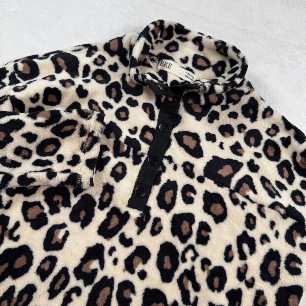 BKE Womens Leopard Print Fleece Pullover Mock‎ Neck Snap Button Cream Small
